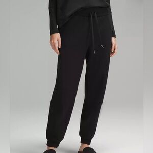 Lululemon Scuba High-Rise Relaxed Jogger
Full Length